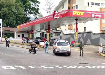 Molestia de usuarios ante aumento de combustible en pesos