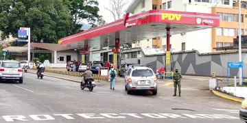 Molestia de usuarios ante aumento de combustible en pesos
