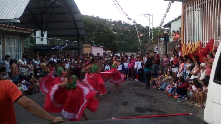 En la avenida principal del Simón Bolívar se presentaron los espectáculos navideños