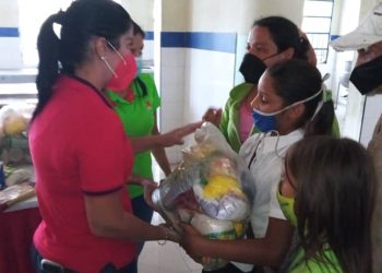 Alcaldesa de Valera con alimentos para población vulnerable