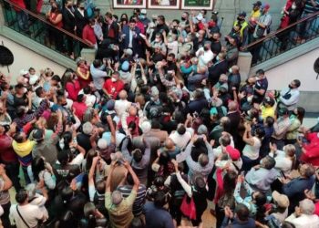 Jehyson Guzmán y su tren ejecutivo tomaron posesión del edificio de la Gobernación de Mérida