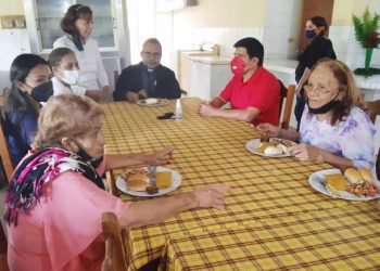 Wilsson Marín compartió con abuelos  de la Casa “Nuestra Señora de Lourdes” de Campo Alegre
