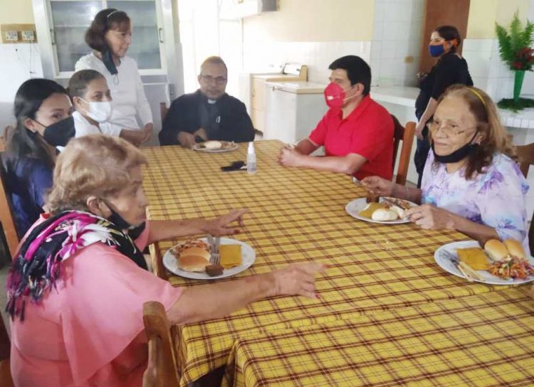El alcalde G/D Wilsson Marín, compartiendo con los abuelos de la Fundación “Casa Nuestra Señora de Lourdes” (Fotos Alcaldía de Carvajal)