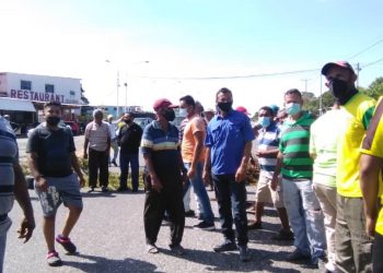 Usuarios de la E/S Buenos Aires en el Dividive protestan por distribución de combustible