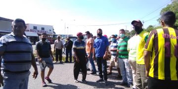 Usuarios de la E/S Buenos Aires en el Dividive protestan por distribución de combustible