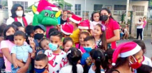 Los niños, niñas y adolescentes compartieron con la primera combatiente Mariely González. (Fotos Alcaldía de Carvajal)