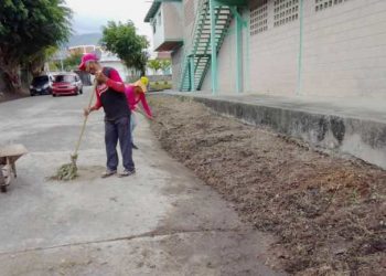 Limpieza y mantenimiento al gimnasio de pesas “Pedro León Torres” de Carvajal