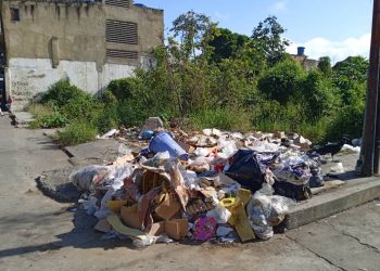 Montones de basura adornan a Valera en la víspera de Fin de Año