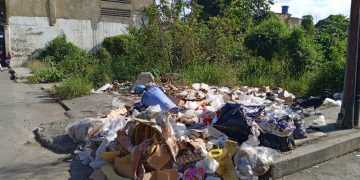 Montones de basura adornan a Valera en la víspera de Fin de Año
