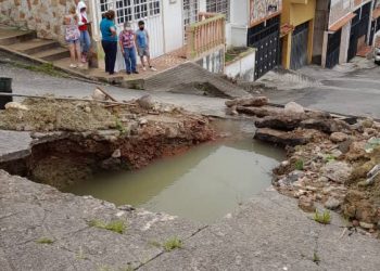 Peligro en el sector Monseñor Briceño de Táriba tras colapso de tubería de aguas servidas