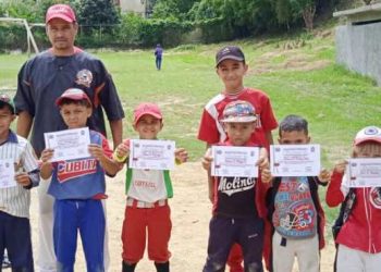 Escuela  de Béisbol “Rafael Barrios” de Cubita campeones de la Copa Navidad en La Beatriz