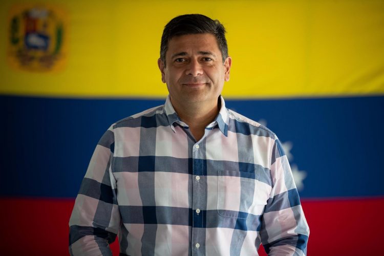 El opositor Freddy Superlano habla durante una entrevista con EFE en Caracas (Venezuela). EFE/Rayner Peña R.