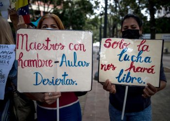 Profesores venezolanos abandonan las aulas por bajos salarios