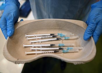 Entre el escepticismo y la desigualdad, las vacunas no terminaron con la pandemia