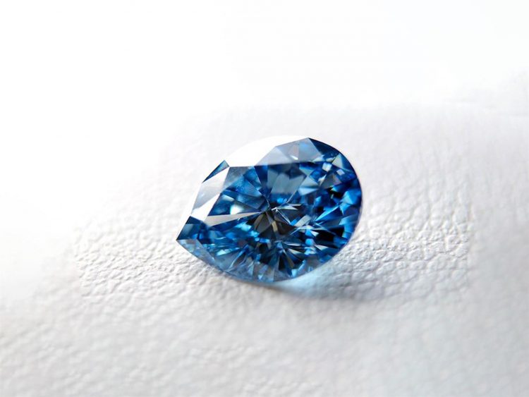 Imagen facilitada de un diamante fabricado a partir de cenizas de un difunto. EFE