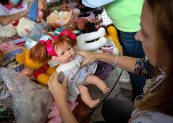 El Hospital de Peluches, una idea de reciclaje que alegra a niños venezolanos