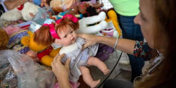 El Hospital de Peluches, una idea de reciclaje que alegra a niños venezolanos