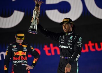 Hamilton ganó en Yeda y llegará empatado con Verstappen a la última carrera