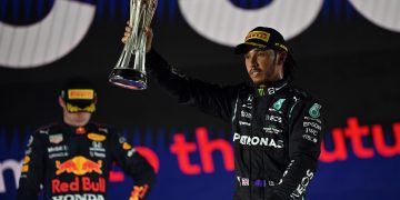 Hamilton ganó en Yeda y llegará empatado con Verstappen a la última carrera