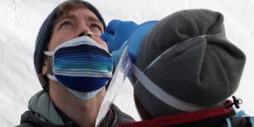 Vacunados pueden contraer covid debido a la naturaleza transmisible de ómicron