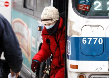 Delta predomina en EE.UU., pero las autoridades esperan que ómicron se expanda más