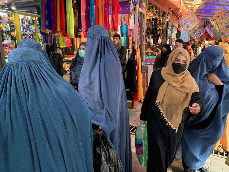 Mujeres vestidas con burka y hiyab (o pañuelo) islámico en un mercado de Kabul. EFE