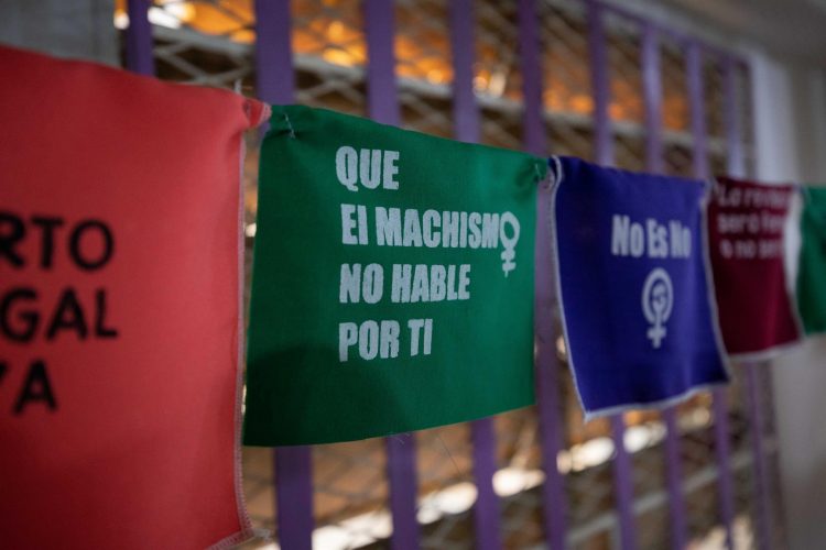 Vista de un cartel con un mensaje que dice "Que el machismo no hable por ti", el 30 de noviembre de 2021, en Caracas (Venezuela). EFE/ Rayner Peña R.