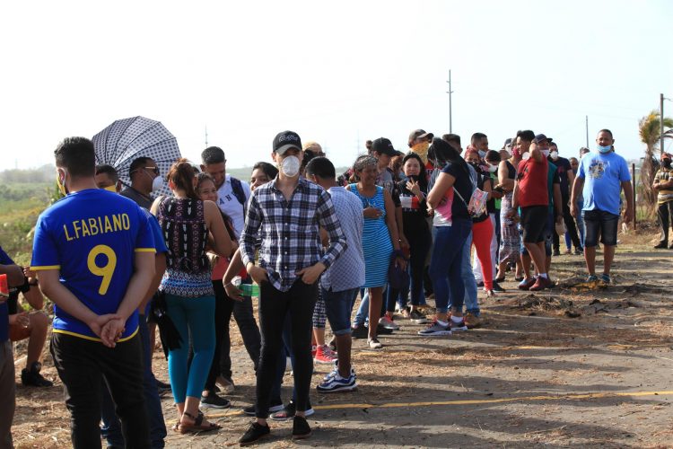 Decenas de migrantes venezolanos registrados en la lista del Gobierno de Trinidad y Tobago, en una fotografía de archivo. EFE/Andrea De Silva