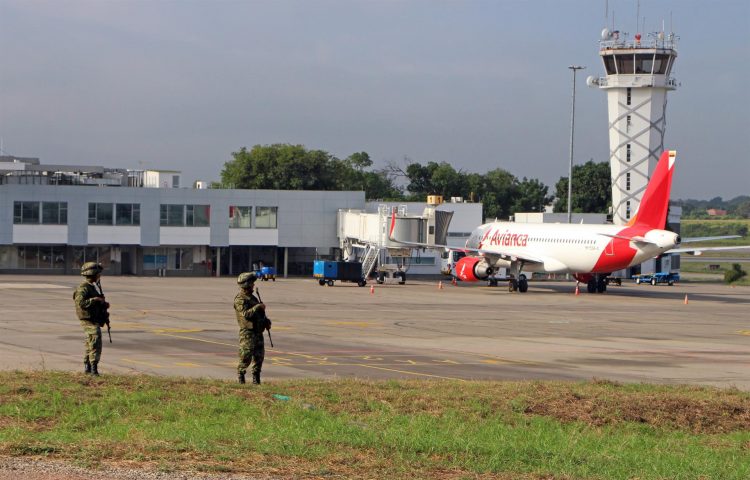 Fotografía de archivo de investigadores del Ejército de Colombia y la Fiscalía mientras recorren los alrededores de la pista del Aeropuerto Internacional Camilo Daza, donde se presentó la explosión de dos artefactos, el 14 de diciembre de 2021, en Cúcuta (Colombia). EFE/ Mario Caicedo