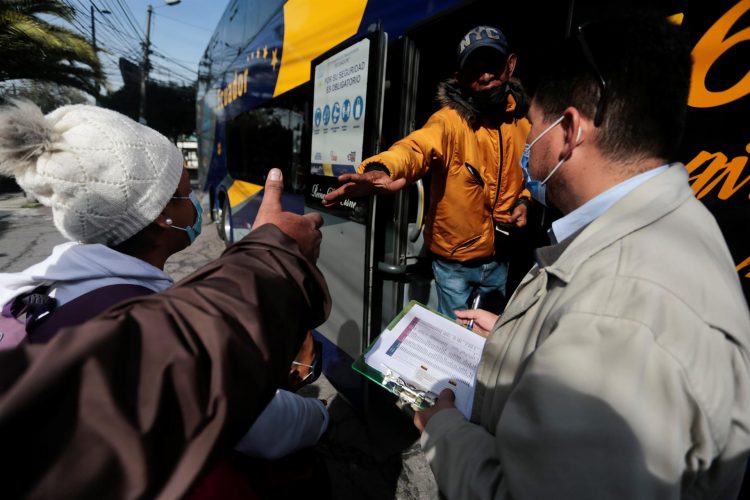 Venezolanos se suben a un bus frente al consulado de su país en Quito (Ecuador), en el marco del plan "Vuelta a la Patria", en una fotografía de archivo. EFE/Santiago Fernández