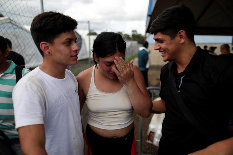 Jóvenes migrantes venezolanos fueron registrados este jueves al hacer fila para ser registrados en el albergue de San Vicente, en Darién (Panamá). EFE