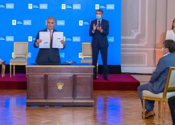 Duque firma el decreto que fija en 256 dólares el salario mínimo en Colombia