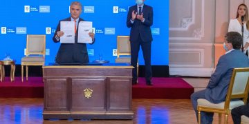 Duque firma el decreto que fija en 256 dólares el salario mínimo en Colombia