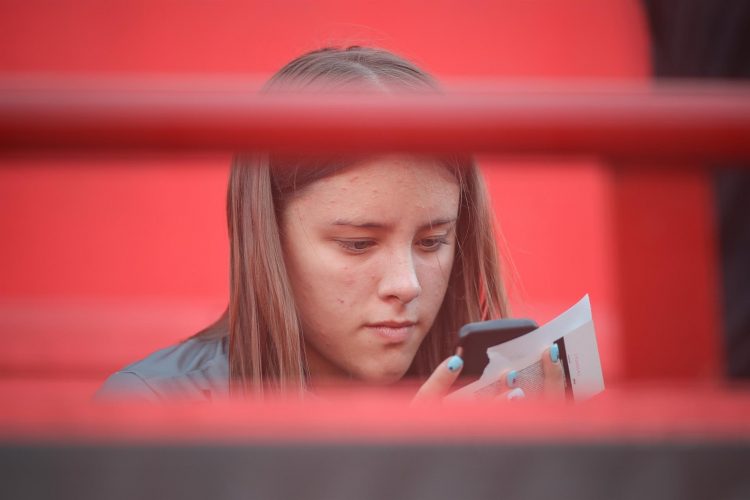 Una joven mira su teléfono celular en Buenos Aires (Argentina) EFE