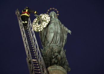El papa Francisco reza en privado ante la Inmaculada en Roma
