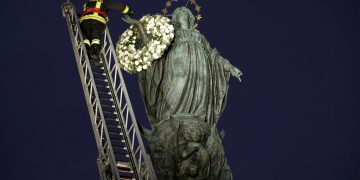 El papa Francisco reza en privado ante la Inmaculada en Roma