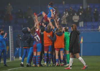 El Barcelona y el Real Madrid terminan la primera vuelta en casa con goleada
