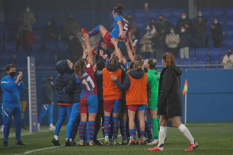Las jugadoras del Barcelona mantean a su compañera Melanie Serrano (c), que cumplió 500 partidos como blaugrana. EFE/ Marta Pérez