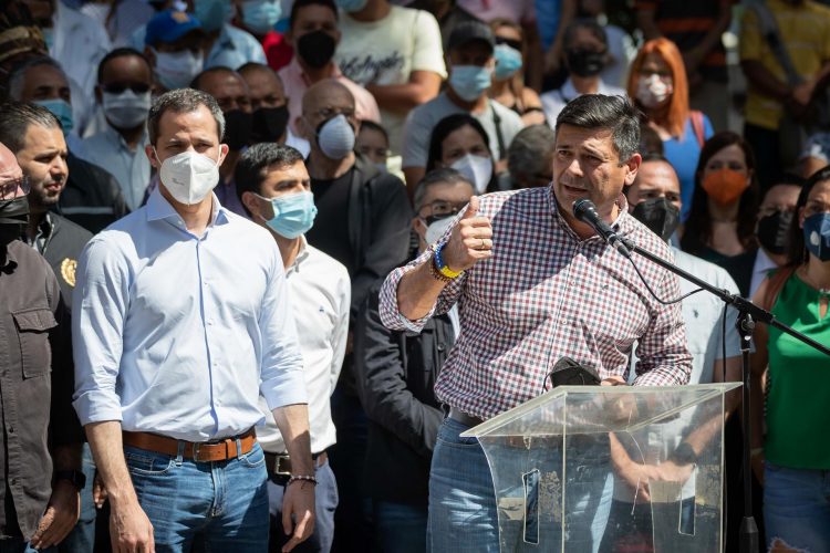 Freddy Superlano (d), candidato en los comicios regionales en Barinas acompañado del líder de la oposición Juan Guaidó