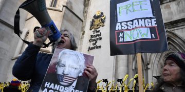 La Justicia británica da luz verde a la extradición a EEUU de Julian Assange