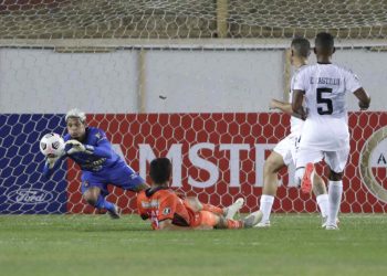 Los arqueros Beycker Velásquez y Cristhian Flores dejan el Caracas FC