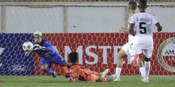 Los arqueros Beycker Velásquez y Cristhian Flores dejan el Caracas FC