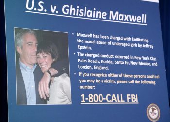 Una víctima de Epstein testifica que su socia Maxwell le masajeó los pechos