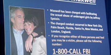 Una víctima de Epstein testifica que su socia Maxwell le masajeó los pechos