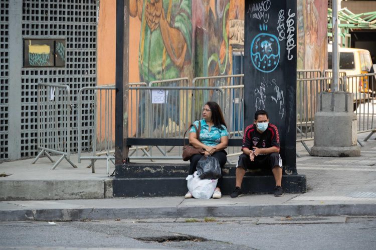Una pareja espera afuera de un centro de vacunación en Caracas (Venezuela), en una foto de archivo EFE/ Rayner Peña