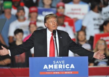 Trump sienta la base de la campaña electoral republicana en mítin en Arizona