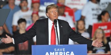 Trump sienta la base de la campaña electoral republicana en mítin en Arizona