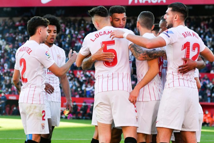 El delantero del Sevilla Rafa Mir (d) celebra con sus compañeros el gol marcado al Getafe, durante el partido de la vigésima jornada de la Liga Santander