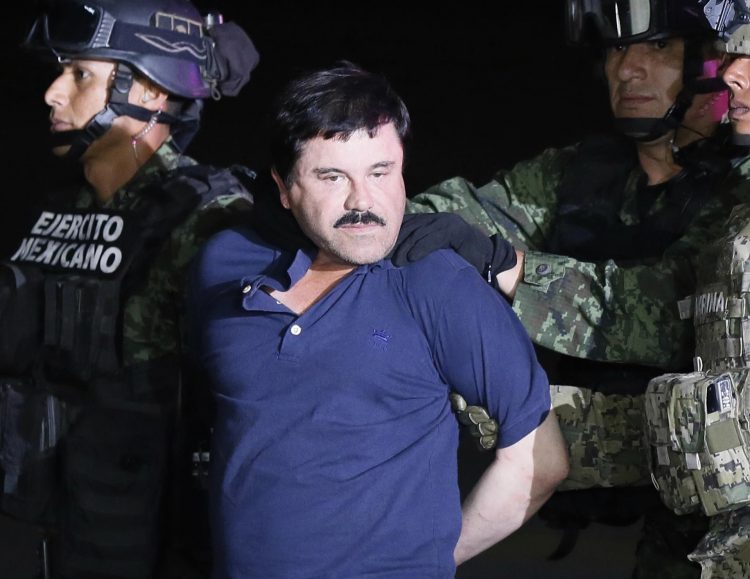 Vista del narcotraficante Joaquín "El Chapo" Guzmán (c), en una fotografía de archivo. EFE/José Méndez