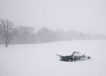 Miles de vuelos cancelados por la tormenta de nieve que azota el noreste de EE.UU.